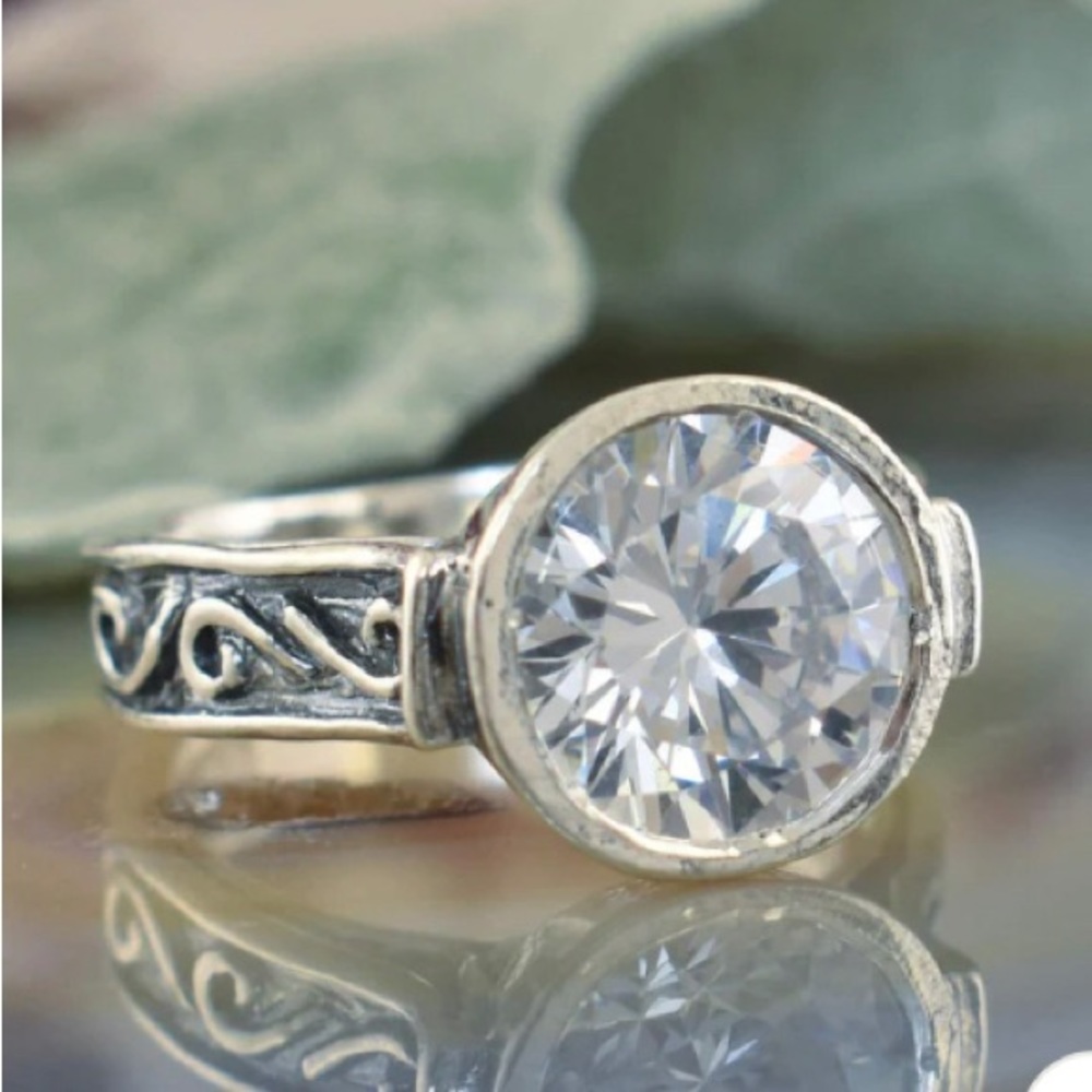 Inapiranza Designs Sit’n pretty ring in size 8 sterling